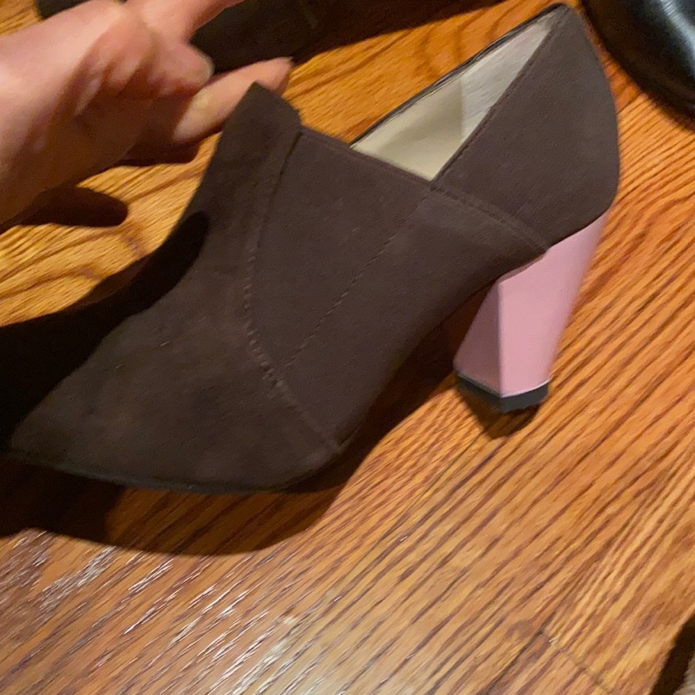 Brown suede  pump